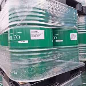 گلیسیرین گلیسیرین با فرمول شیمیایی C3H8O3 یک الکل سه عاملی میباشد که در آب واتانول حل میشود ولی دردیگر حلال ها بسیار کم محلول میباشد .گلیسیرین مایعی بی بو،شفاف و طعمی شیرین وقوامی شربتی دارد و ماهیت آن غیرسمی میباشد.